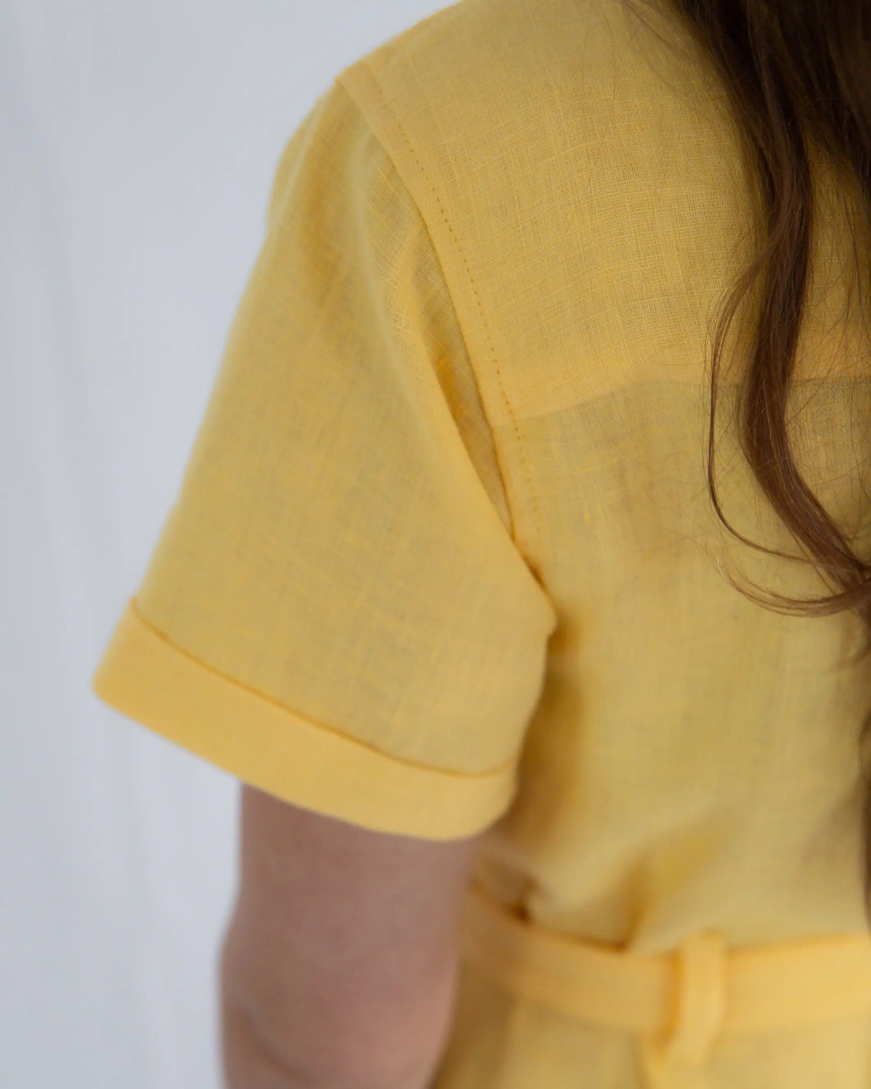 Damen Leinenkleid mit kurzen ärmeln im Hemdblusenstil mit Bindegürtel, weich fallend und feminin geschnitten für Alltag, Büro und Freizeit