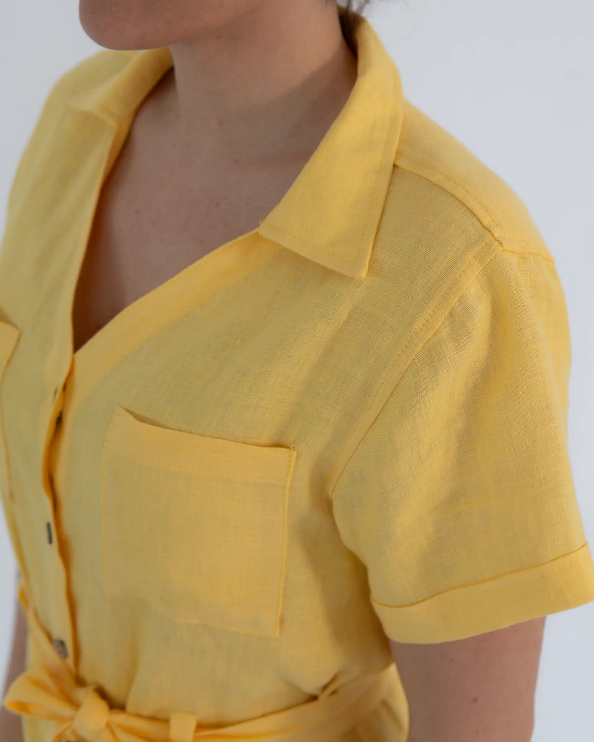 nachhaltiges Damen Leinenkleid mit Kragen. Ein Hemdkleid, das weich, hautfreundlich und perfekt als Sommerkleid ist