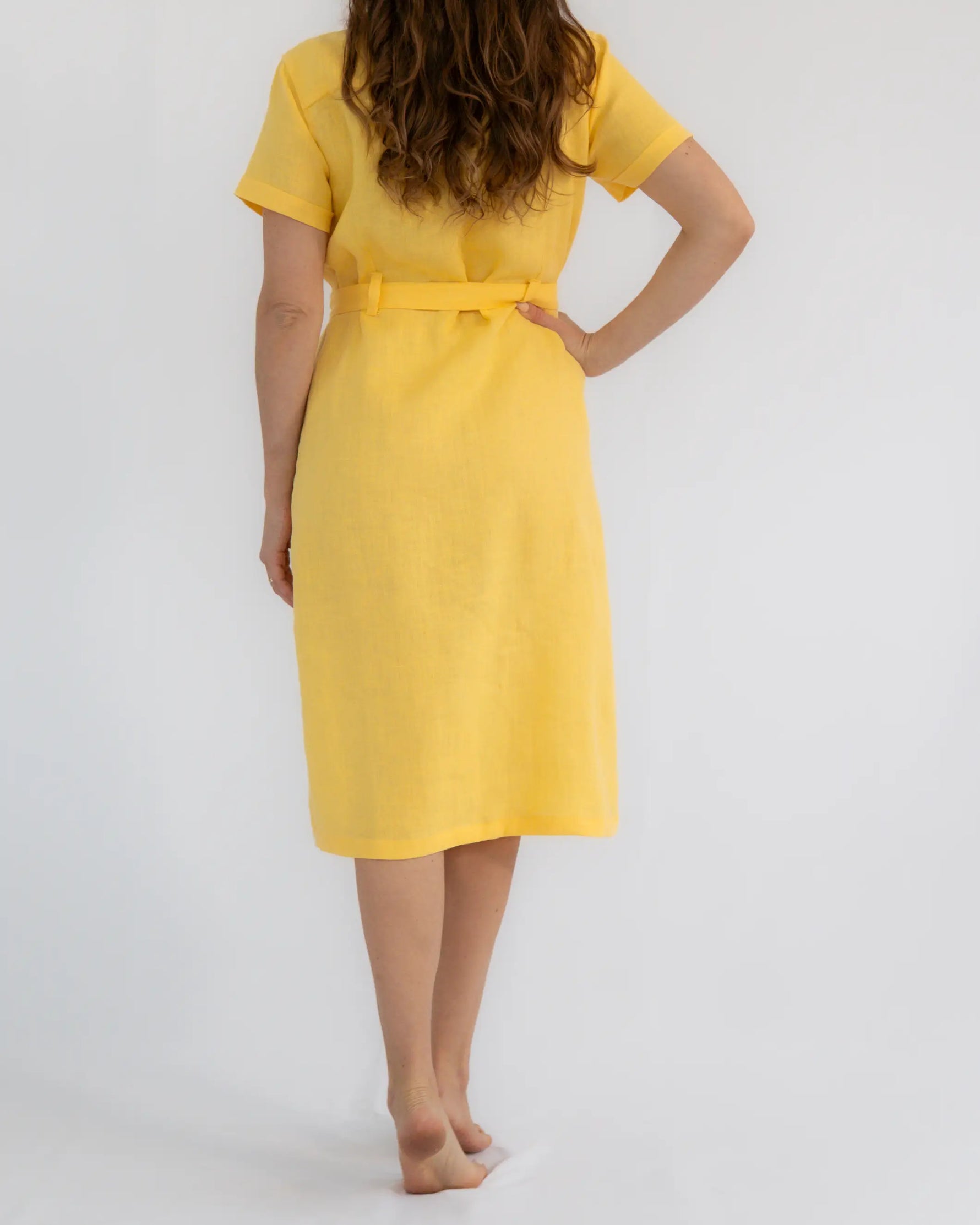 luftiges Sommerkleid aus gewaschenem Leinen für Damen, weich fallend, atmungsaktiv und nachhaltig gefertigt in Bayern