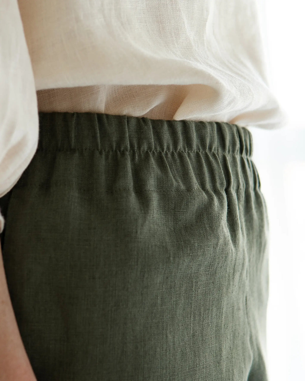 Sommerhose Damen aus Leinen mit Gummibund, nachhaltig und angenehm kühlend, ideal für Alltag und Urlaub.