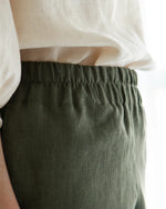 Sommerhose Damen aus Leinen mit Gummibund, nachhaltig und angenehm kühlend, ideal für Alltag und Urlaub.
