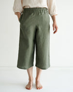 Damen Culotte aus hochwertigem und weichem 100% gewaschenem Leinen. Luftige Sommerhose mit weitem Bein und Hoher Taille, in vielen verschiedenen Farben. Unsere  Culotte für Damen sind luftig und leicht für den Sommer