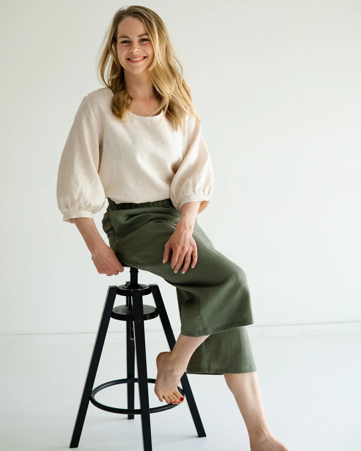 elegantes Sommeroutfit für Damen: Leinen Bluse und Culotte aus 100% Leinen, weite Sommerhose mit High Waist Schnitt, luftig und elegant für warme Tage.
