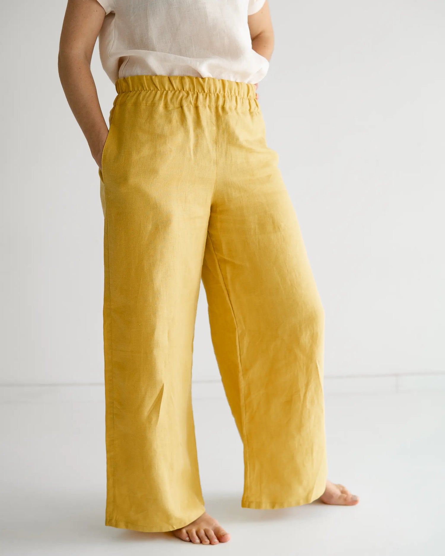 Lange Leinenhose Damen aus 100% Leinen mit weitem Bein, luftige und elegante Sommerhose mit hohem Bund und bequemer Passform.