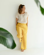 lange Damen Leinenhose aus hochwertigem und weichem 100% gewaschenem Leinen. Luftige Sommerhose mit weitem Bein und Hoher Taille, in vielen verschiedenen Farben. Damenhose die nachhaltig und fair ist. 