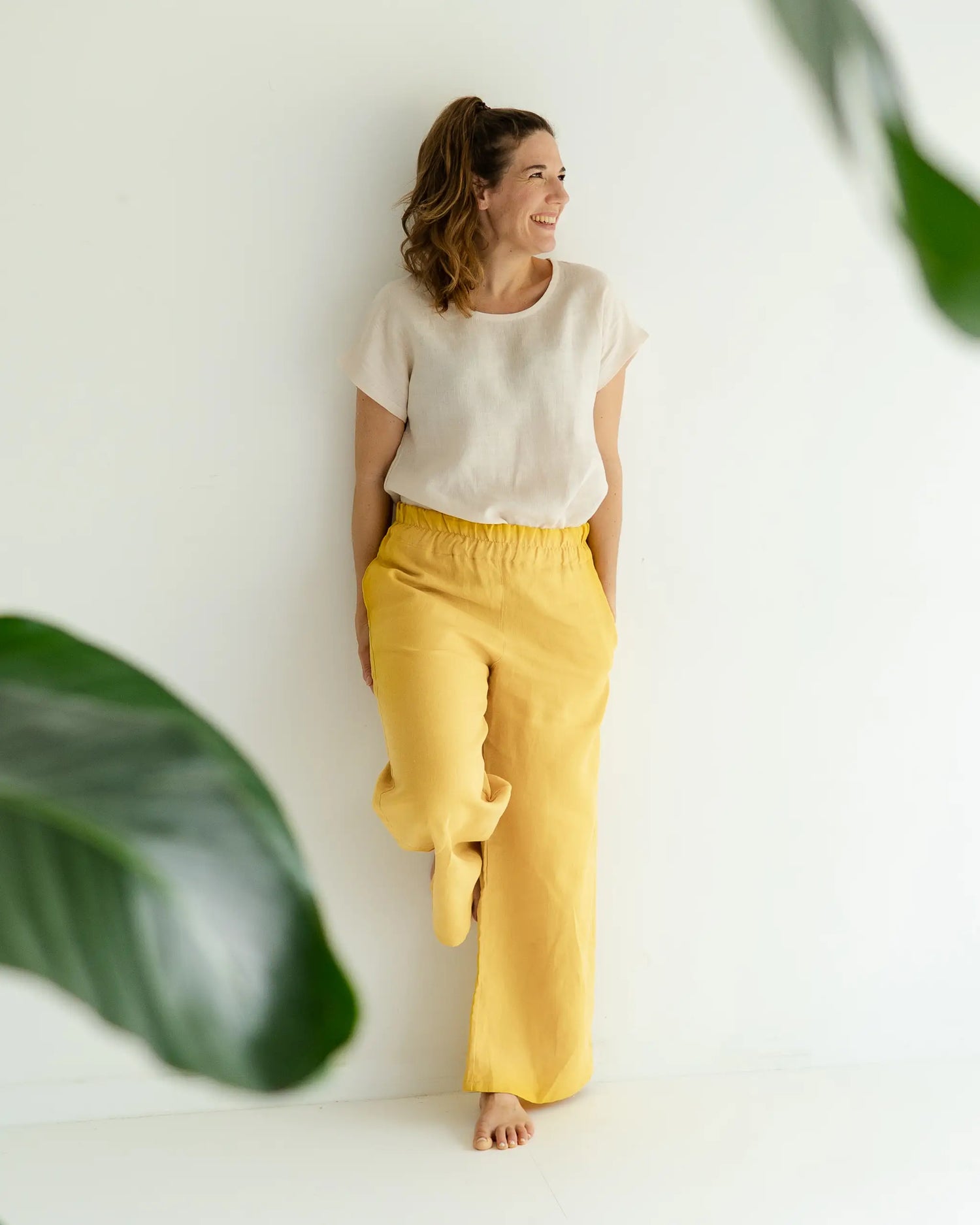 lange Damen Leinenhose aus hochwertigem und weichem 100% gewaschenem Leinen. Luftige Sommerhose mit weitem Bein und Hoher Taille, in vielen verschiedenen Farben. Damenhose die nachhaltig und fair ist. 