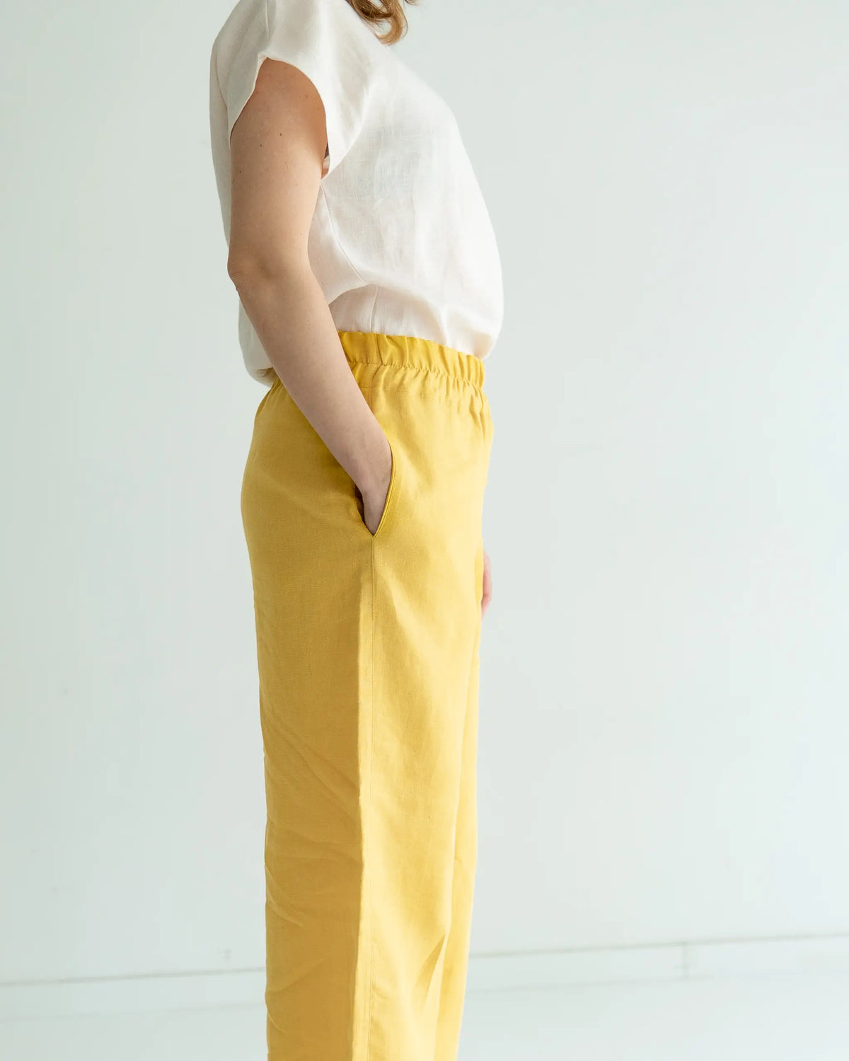 Damen Leinenhose weit geschnitten, leicht und atmungsaktiv, ideal für warme Tage und vielseitig kombinierbar im Alltag.