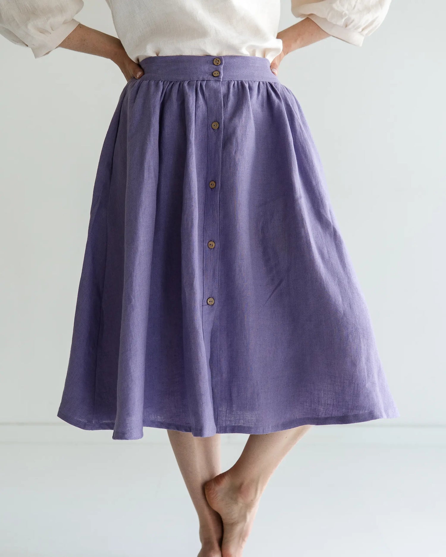 Leinenrock Damen aus 100% Leinen mit Knopfleiste, luftiger wadenlanger Rock, feminin und bequem für warme Sommertage.