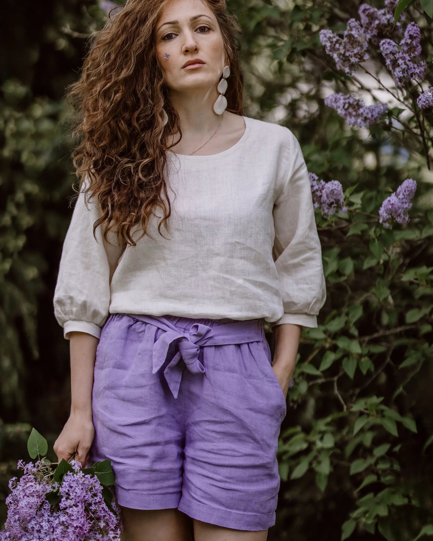 Sommer Shorts Damen aus Leinen mit Schleife, nachhaltige und stilvolle kurze Hose für Alltag, Urlaub oder besondere Anlässe. Kombiniert mit Wichtelkidz Leinenbluse für Frauen in Cremeweiß