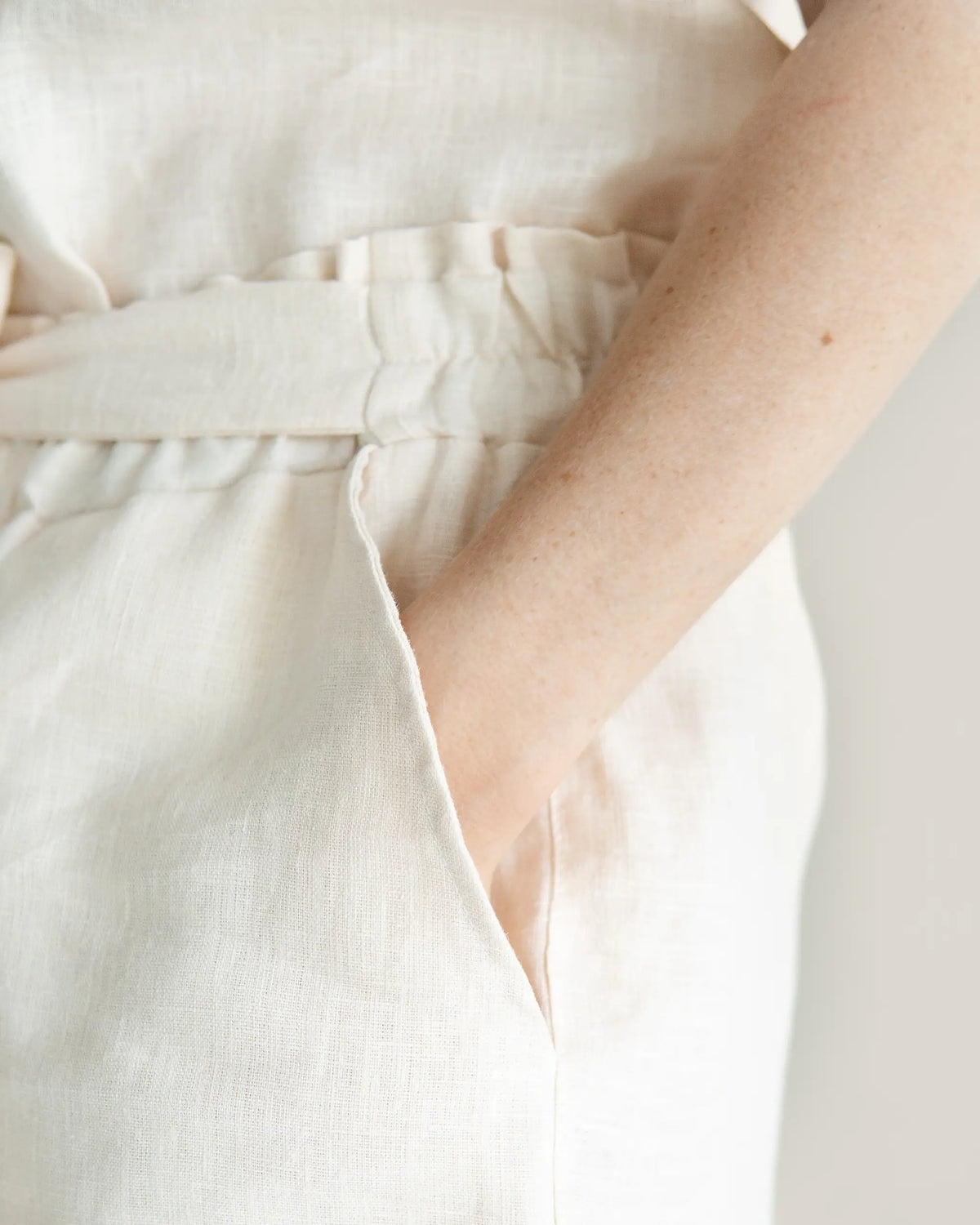 Sommer Paperbaghose Damen aus Leinen, nachhaltig gefertigt, kühlend und angenehm auf der Haut, mit großen Taschen. Ideal für Mamas und den Alltag mit Kind