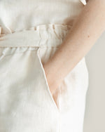 Sommer Paperbaghose Damen aus Leinen, nachhaltig gefertigt, kühlend und angenehm auf der Haut, mit großen Taschen. Ideal für Mamas und den Alltag mit Kind