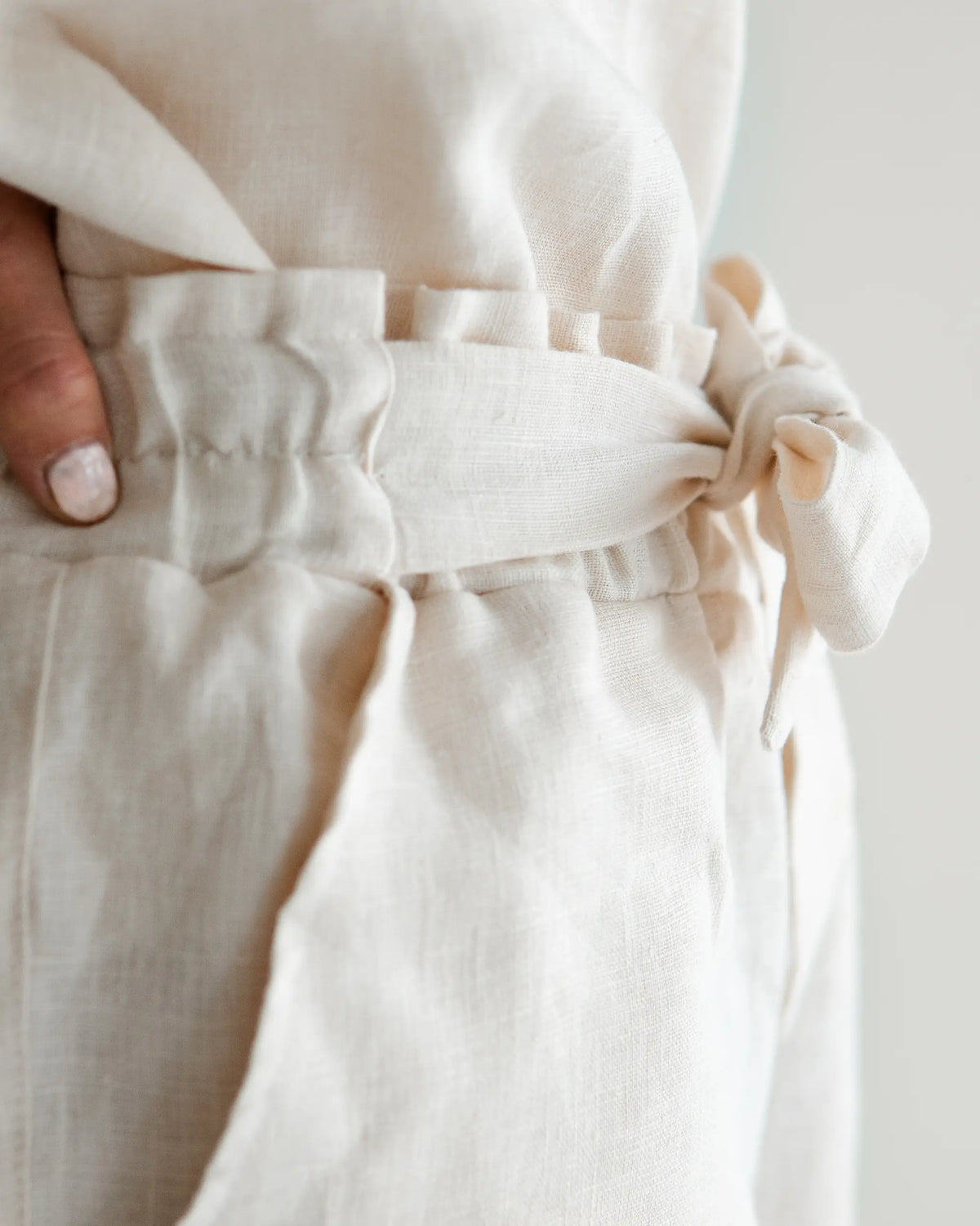 Sommer Paperbag Shorts Damen aus Leinen, nachhaltig gefertigt, kühlend und angenehm auf der Haut. Mit schicker Schleife zum Binden. Ideal für festliche Anlässe