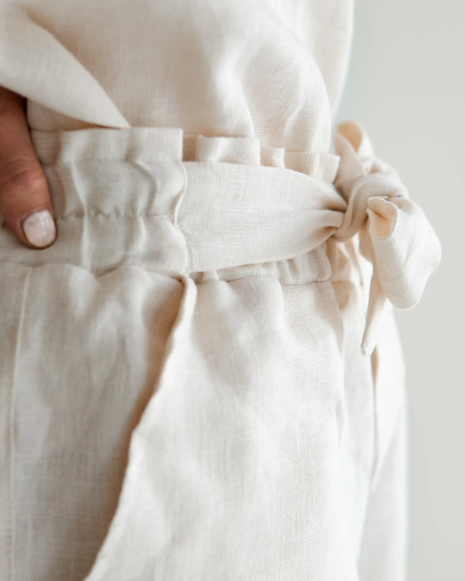 Sommer Paperbag Shorts Damen aus Leinen, nachhaltig gefertigt, kühlend und angenehm auf der Haut. Mit schicker Schleife zum Binden. Ideal für festliche Anlässe