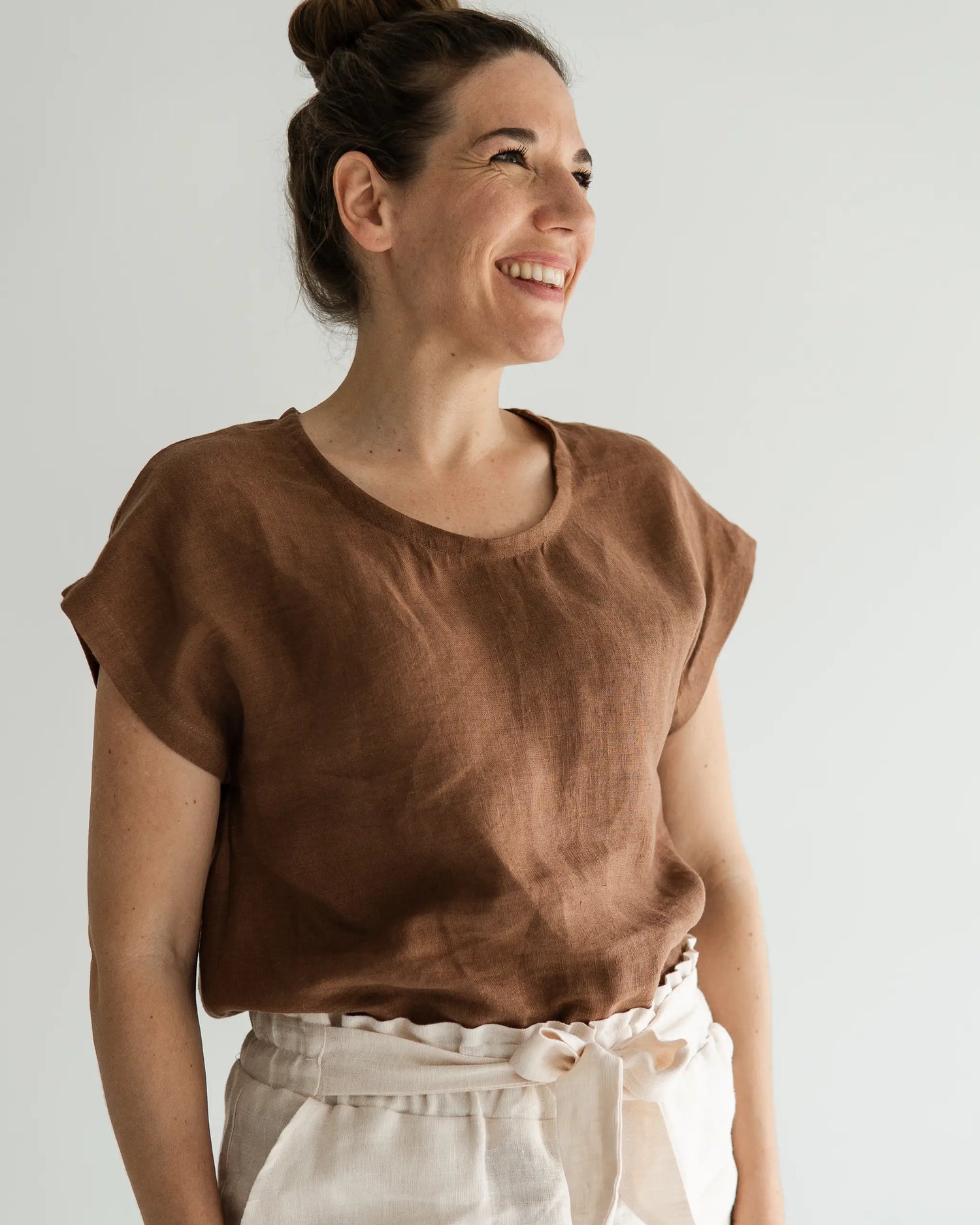 Damen Sommershirt aus 100% Leinen, luftig und atmungsaktiv, ideales kurzarm Oberteil für Frauen und bequeme Alltagslooks