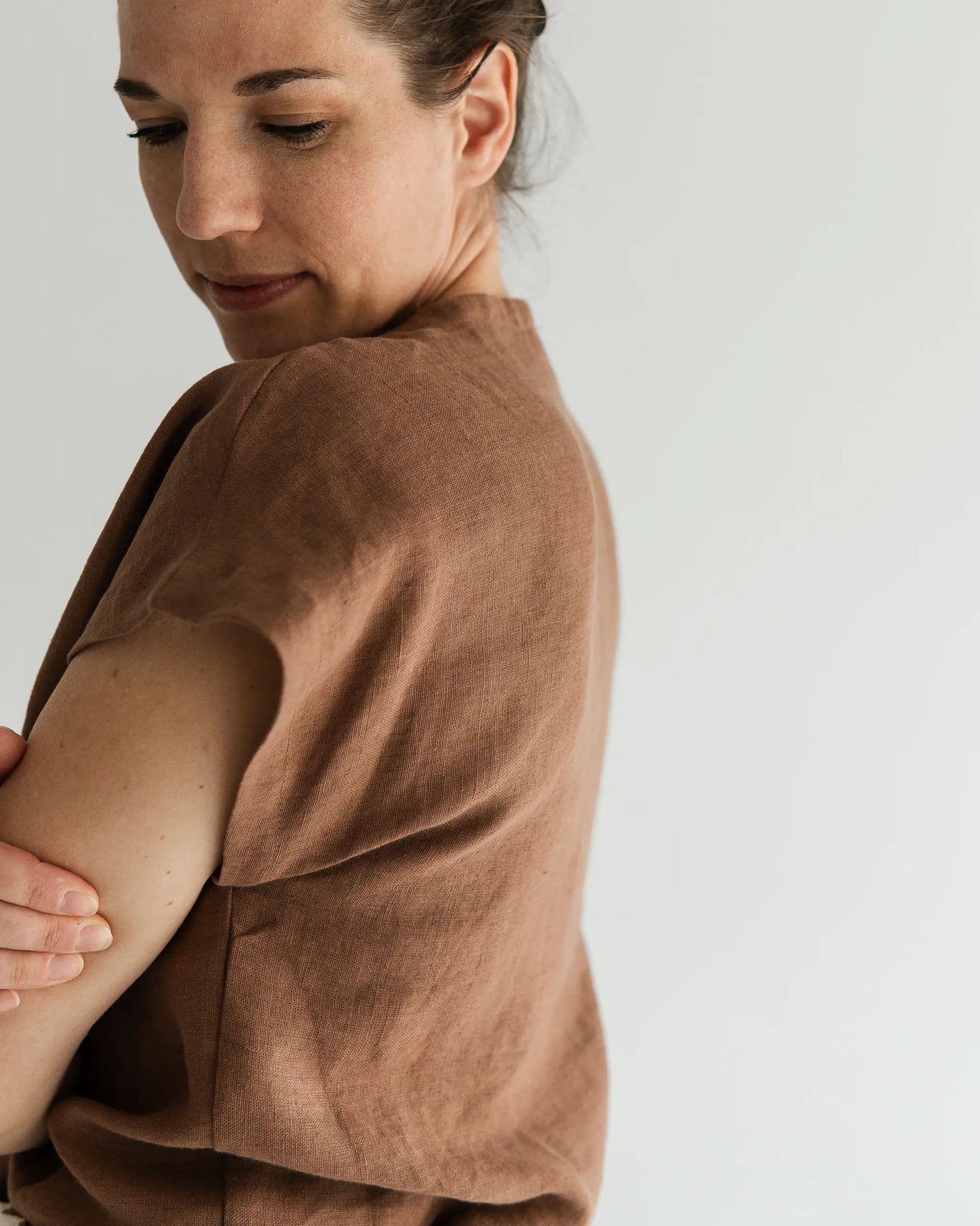 Leinen Shirt mit kurzen Ärmeln und Seitenschlitz, handgemacht in Deutschland aus hochwertigem Leinenstoff, vielseitig kombinierbar für Alltag und Freizeit