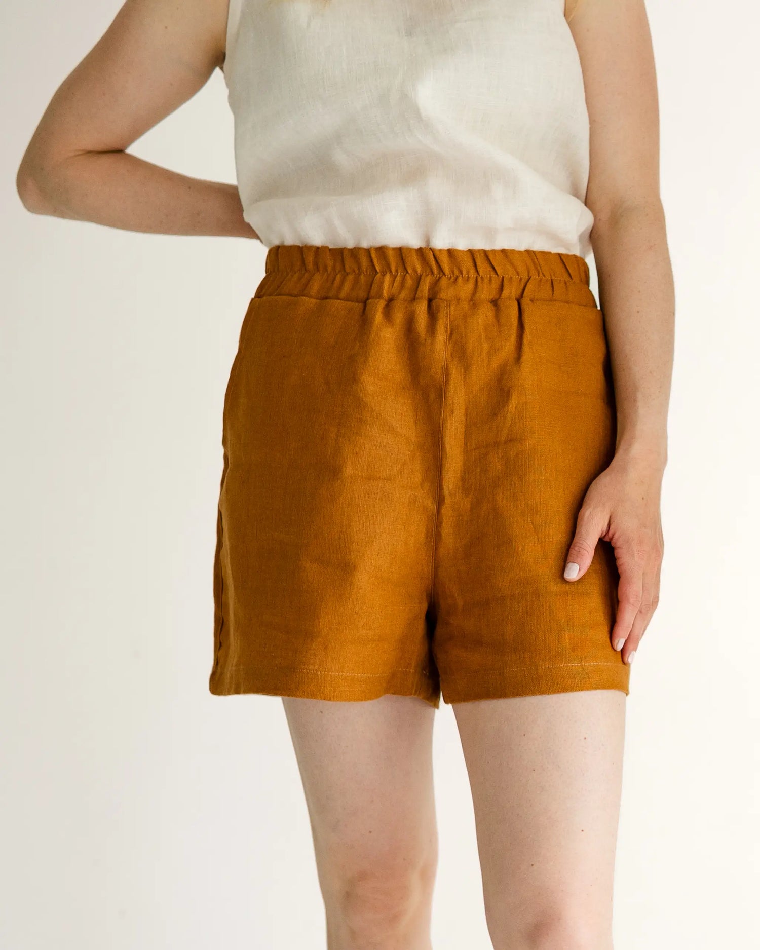 Damen Basic Shorts aus hochwertigem und weichem 100% gewaschenem Leinen. Kurze Sommerhose, in vielen verschiedenen Farben, die nachhaltig, Fair, atmungsaktiv, Antibakteriell und  bequem ist. Unsere  Basic Shorts für Damen ist luftig und leicht und ideal fuer heiße Sommertage.