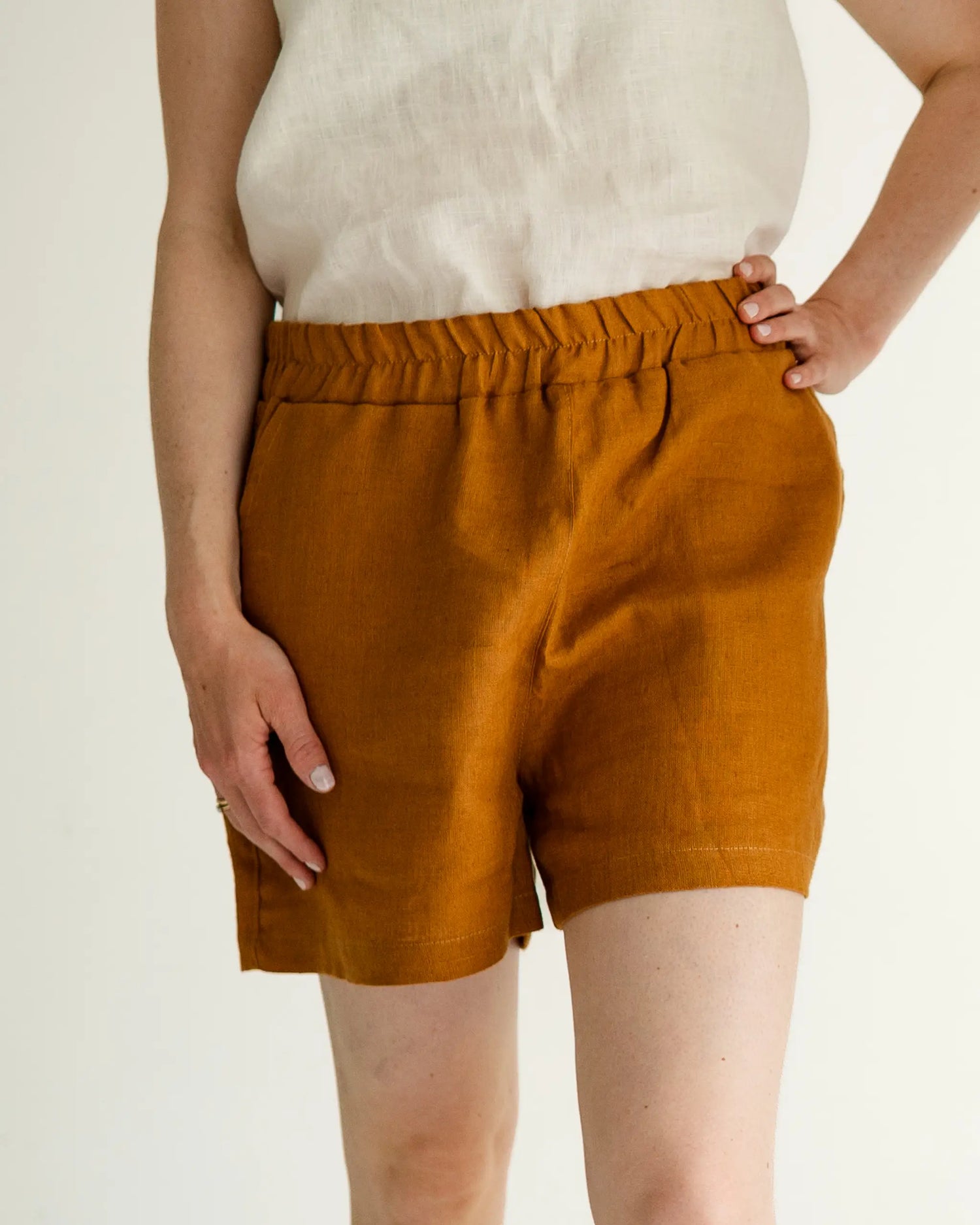 Leinen Shorts Damen, leichte und luftige Sommerhose aus 100% Leinen, bequem und vielseitig kombinierbar.