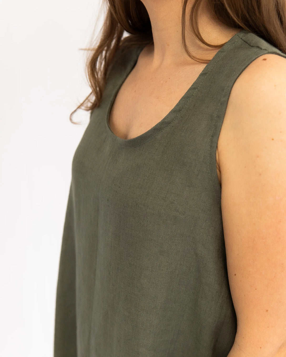 Schlichtes Frauen Trägerkleid aus Leinen - ärmelloses, leichtes Hängerchen aus Leinenstoff – perfekt für Sommer, Strand und Freizeit.