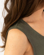Ärmelloses Damen Kleid als luftiges Sommerkleid. Luftig leichtes Trägerkleid aus Leinen – perfekt als bequemes Freizeitkleid für warme Tage.