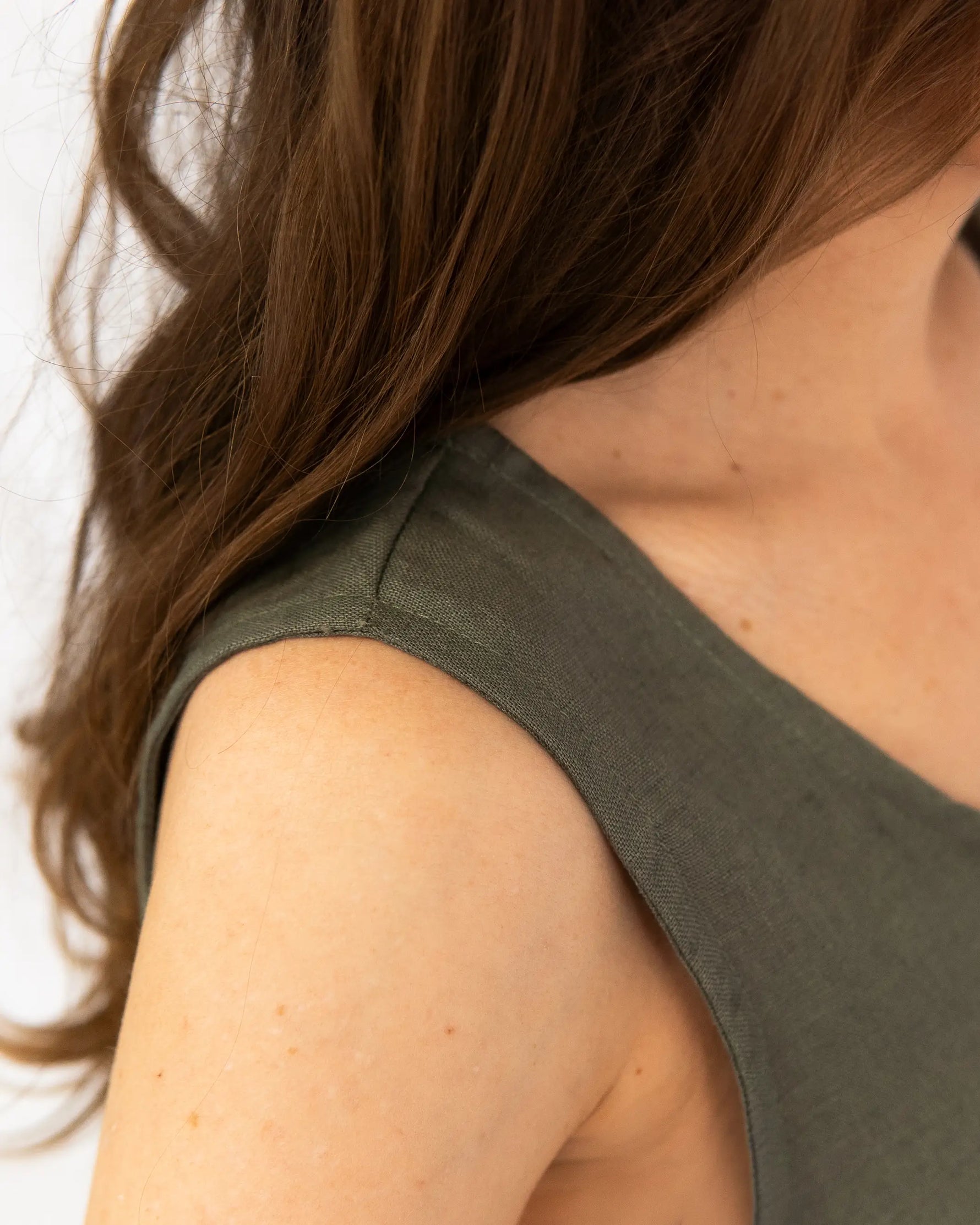 Ärmelloses Damen Kleid als luftiges Sommerkleid. Luftig leichtes Trägerkleid aus Leinen – perfekt als bequemes Freizeitkleid für warme Tage.