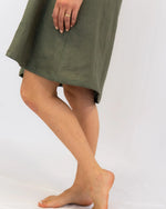 A-Linie Damen Leinenkleid ohne Ärmel, atmungsaktives Trägerkleid aus Leinen als sommerliches knielanges Hängerchen für Alltag und Urlaub.
