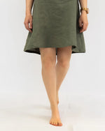 Luftiges Leinen Sommerkleid für Damen mit Trägern, knielang und angenehm kühlend und ideal als entspanntes Freizeitkleid bei hohen Temperaturen.