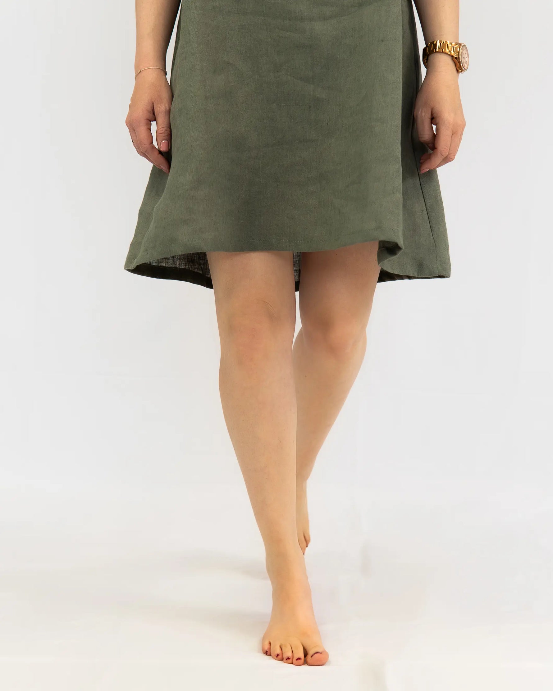 Luftiges Leinen Sommerkleid für Damen mit Trägern, knielang und angenehm kühlend und ideal als entspanntes Freizeitkleid bei hohen Temperaturen.