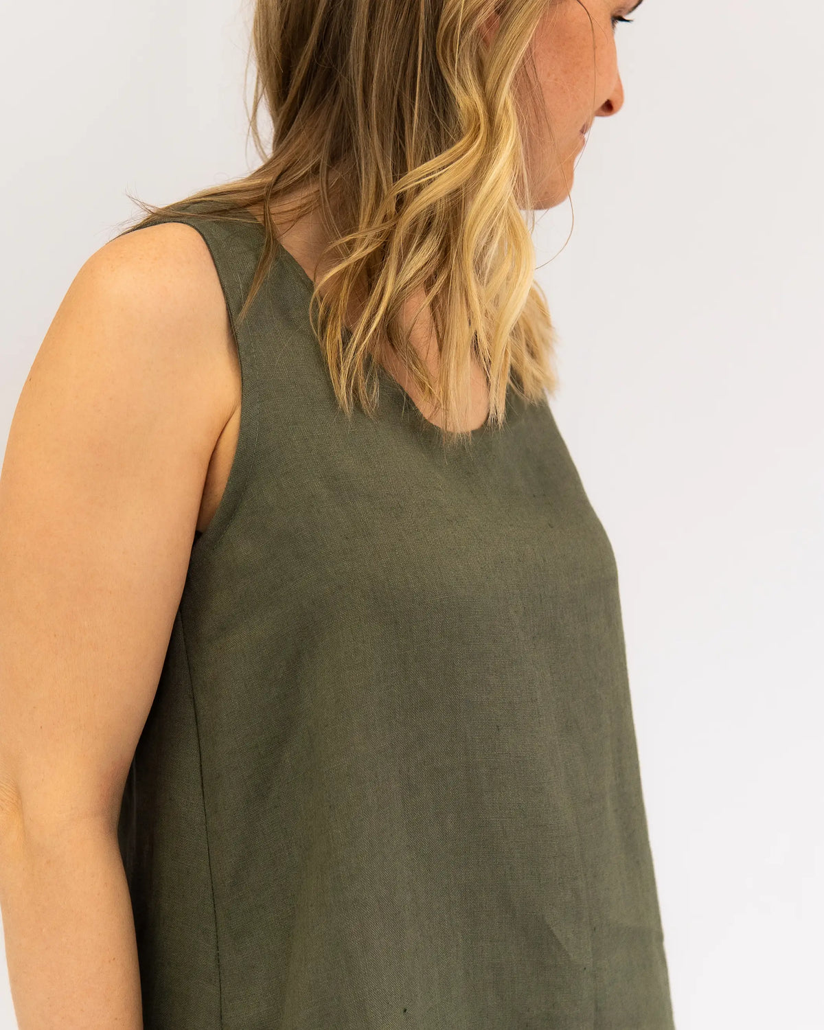 Bequemes Trägerkleid für Damen aus Leinen, atmungsaktiv und sommerlich leicht – vielseitiges Freizeitkleid für Alltag und Urlaub.