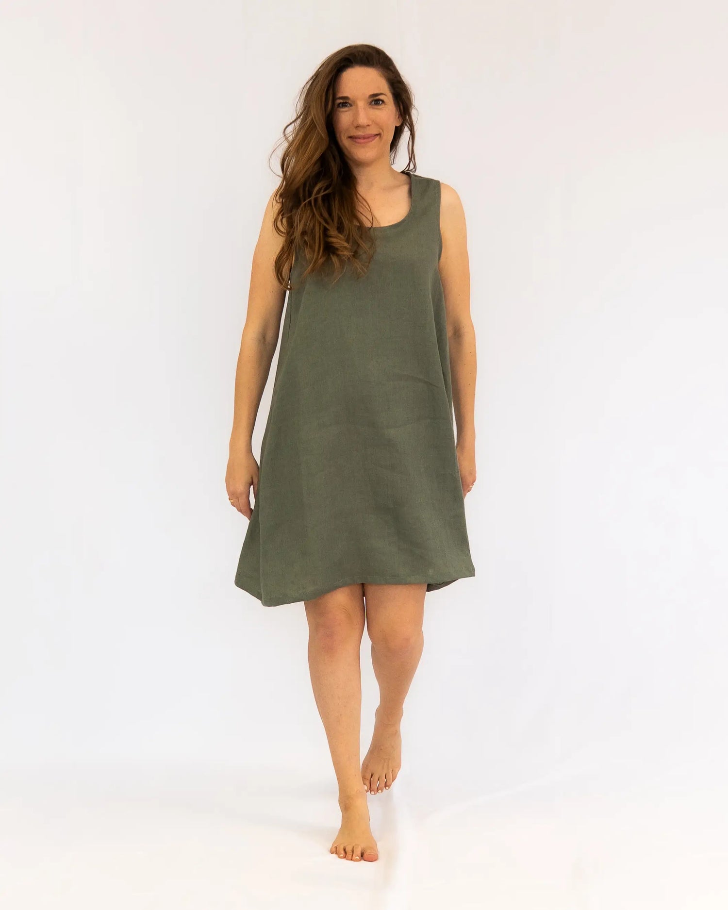 Locker fallendes Damen-Leinenkleid ohne Ärmel, atmungsaktives Trägerkleid aus Leinen im A-Linien-Schnitt als sommerliches Hängerchen für Alltag und Urlaub.