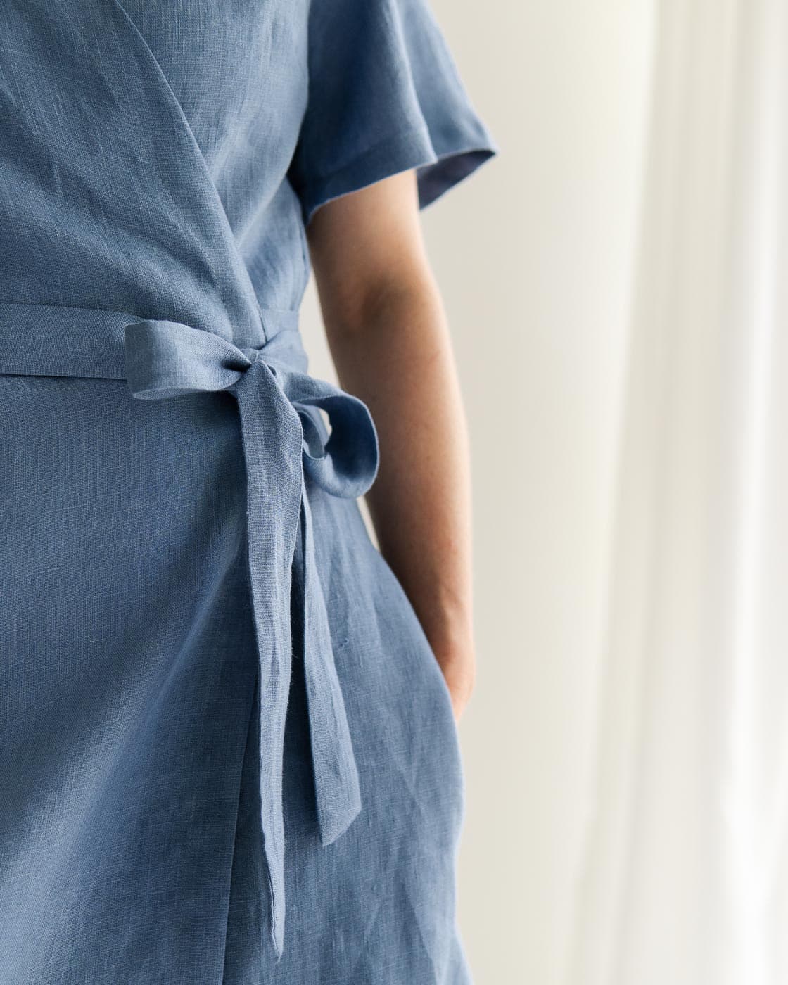 Sofortkauf: knielanges Damen Wickelkleid aus Leinen in Sommerblau, Gr. S (34/36)