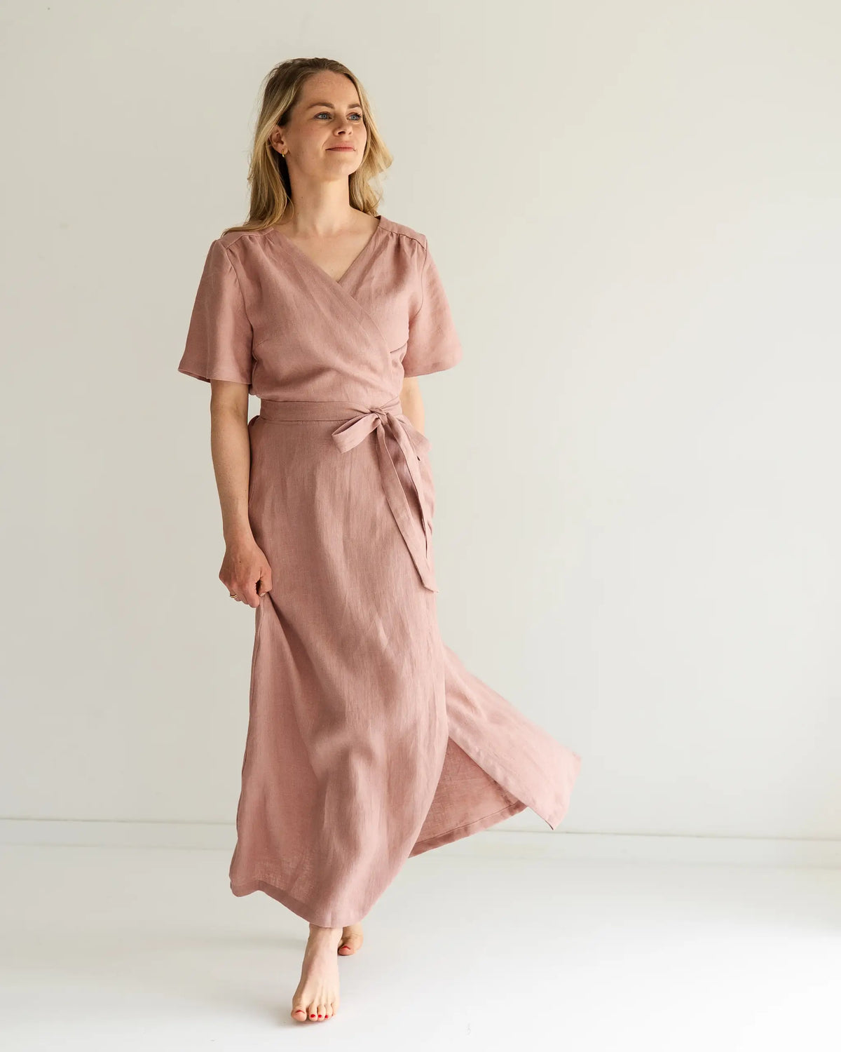 bodenlanges feminines Leinenkleid mit Wickelverschluss für Damen, nachhaltig gefertigt und angenehm kühlend, perfekt für natürliche Sommerlooks