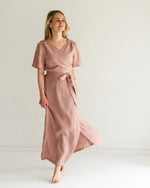 bodenlanges feminines Leinenkleid mit Wickelverschluss für Damen, nachhaltig gefertigt und angenehm kühlend, perfekt für natürliche Sommerlooks