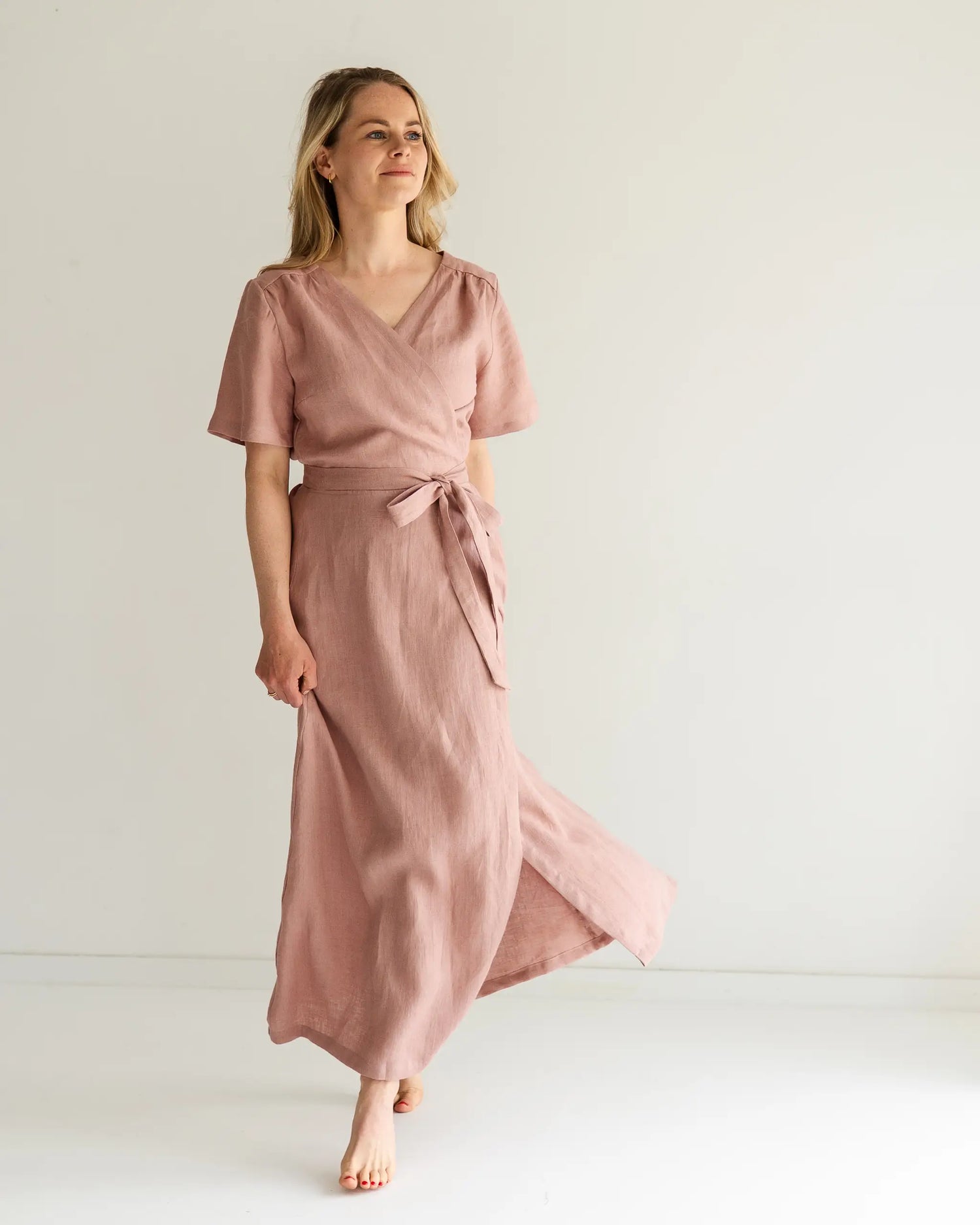 bodenlanges feminines Leinenkleid mit Wickelverschluss für Damen, nachhaltig gefertigt und angenehm kühlend, perfekt für natürliche Sommerlooks