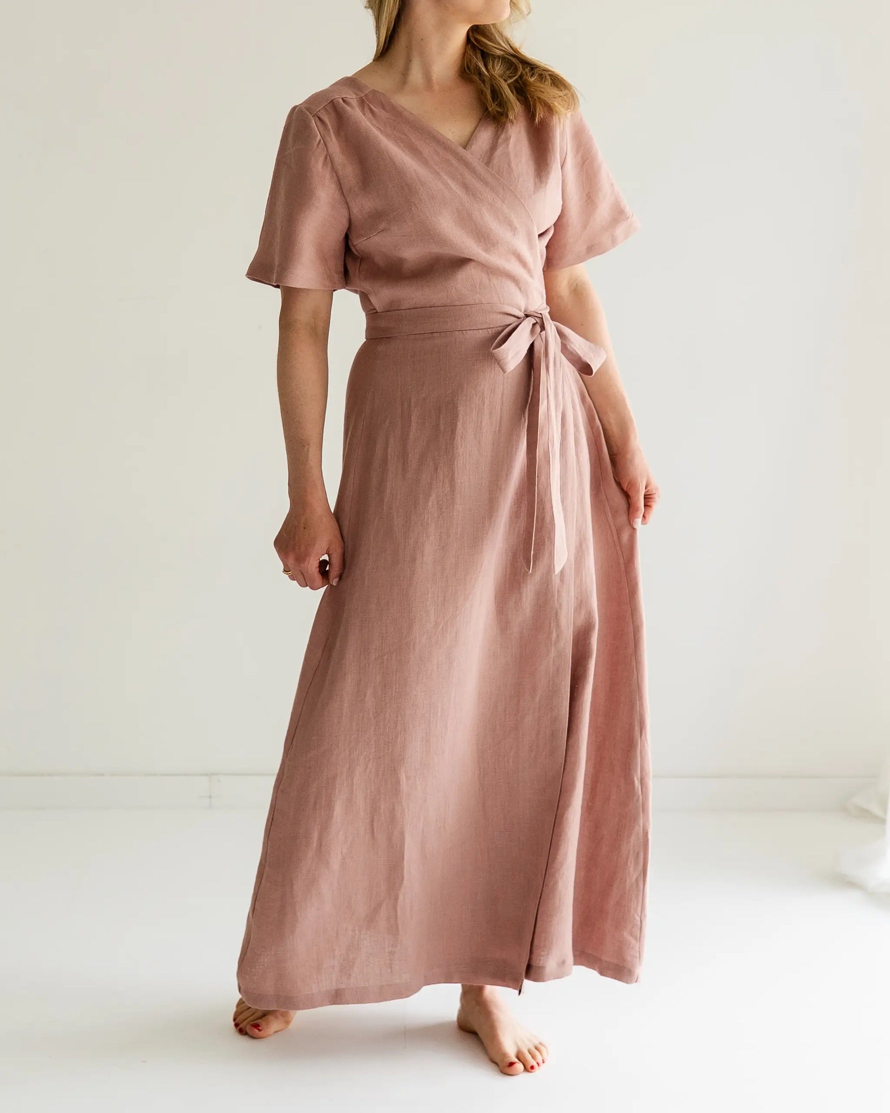 Wickelkleid für Damen aus 100% Leinen, luftig und weich, ideal für warme Sommertage sowie Schwangerschaft und Stillzeit