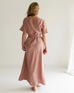 bodenlanges Damen Wickelkleid aus gewaschenem Leinen, vielseitig kombinierbar und handgemacht, bequem für Alltag, Freizeit und besondere Anlässe