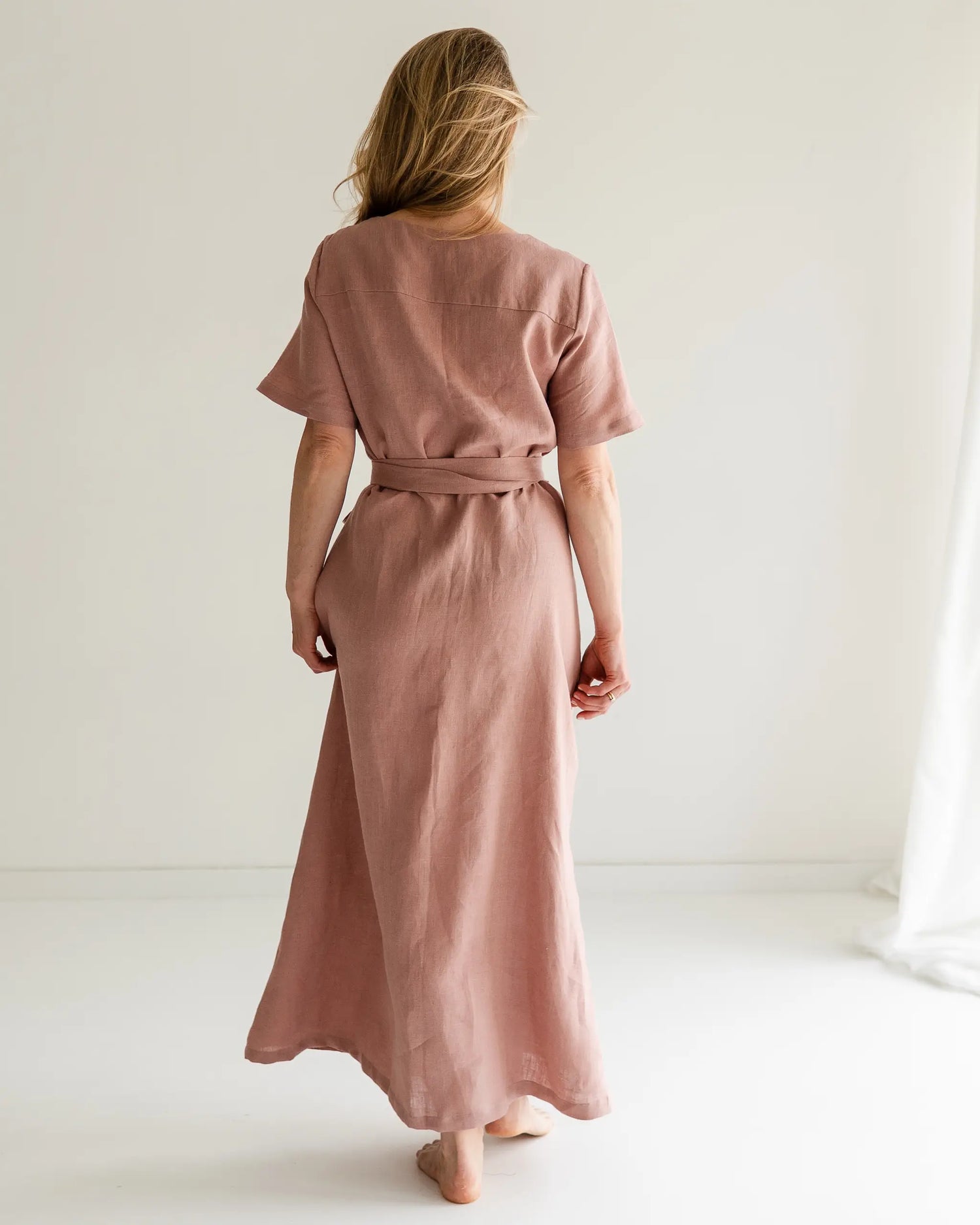 bodenlanges Damen Wickelkleid aus gewaschenem Leinen, vielseitig kombinierbar und handgemacht, bequem für Alltag, Freizeit und besondere Anlässe