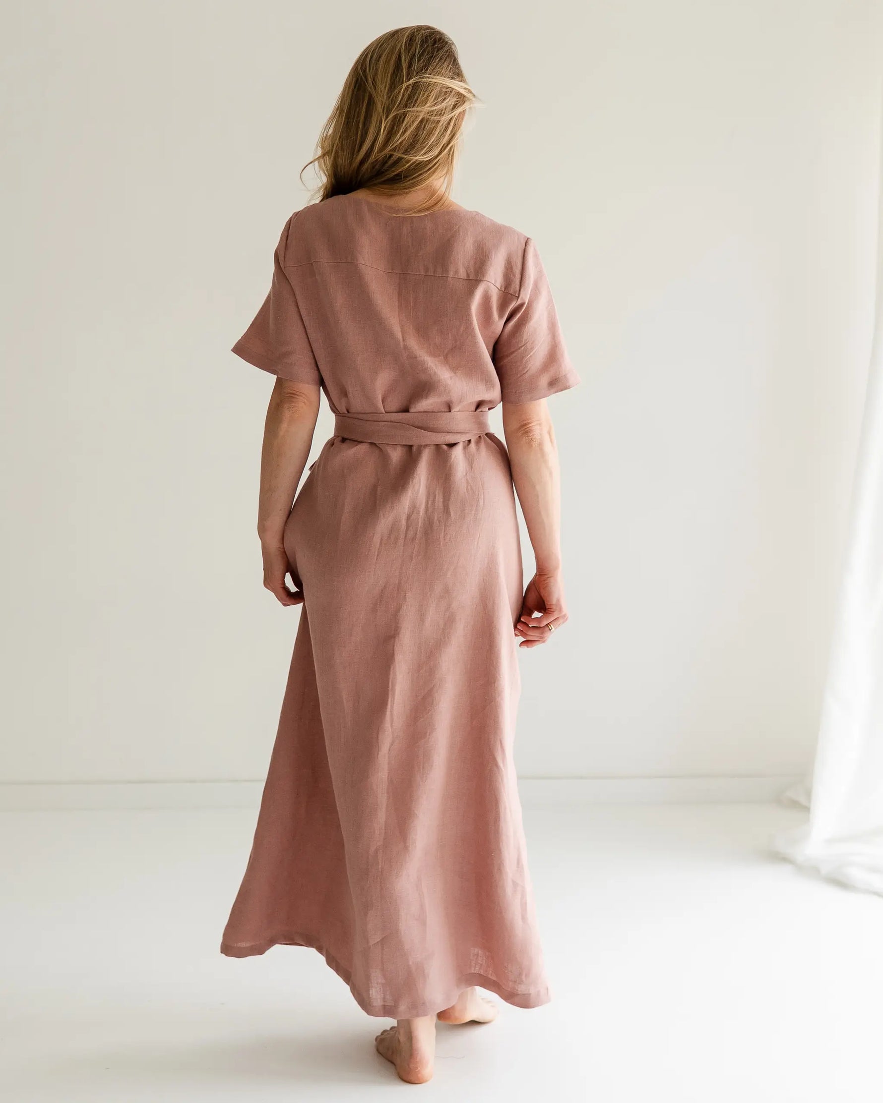 bodenlanges Damen Wickelkleid aus gewaschenem Leinen, vielseitig kombinierbar und handgemacht, bequem für Alltag, Freizeit und besondere Anlässe