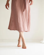 wadenlanges Midi Wickelkleid für Damen aus 100% Leinen, luftig und weich, ideal für warme Sommertage, Kleid für festliche Anlässe, Hochzeit oder Standesamt.