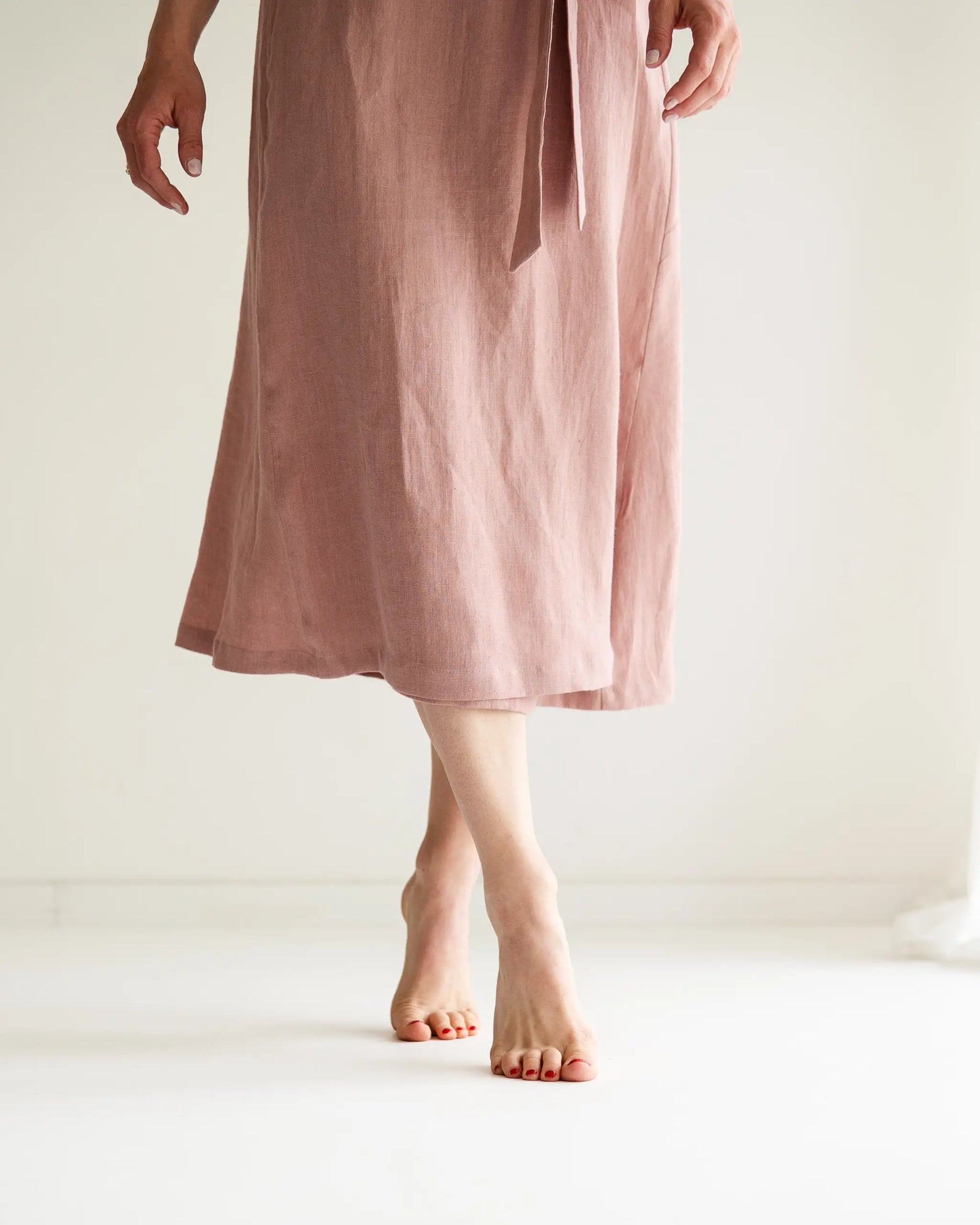 wadenlanges Midi Wickelkleid für Damen aus 100% Leinen, luftig und weich, ideal für warme Sommertage, Kleid für festliche Anlässe, Hochzeit oder Standesamt.