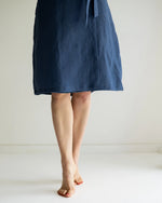knielanges Wickelkleid für Frauen aus 100% Leinen, luftig und weich, ideal für warme Sommertage, maßgeschneidertes Leinenkleid für festliche Anlässe, Hochzeit oder Standesamt.