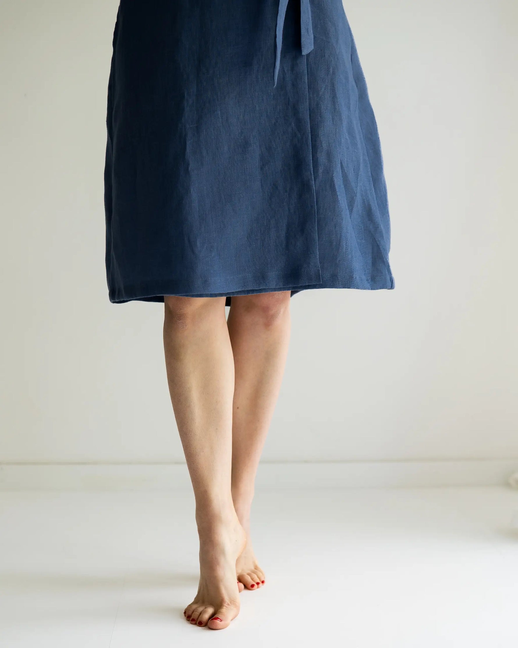 knielanges Wickelkleid für Frauen aus 100% Leinen, luftig und weich, ideal für warme Sommertage, maßgeschneidertes Leinenkleid für festliche Anlässe, Hochzeit oder Standesamt.