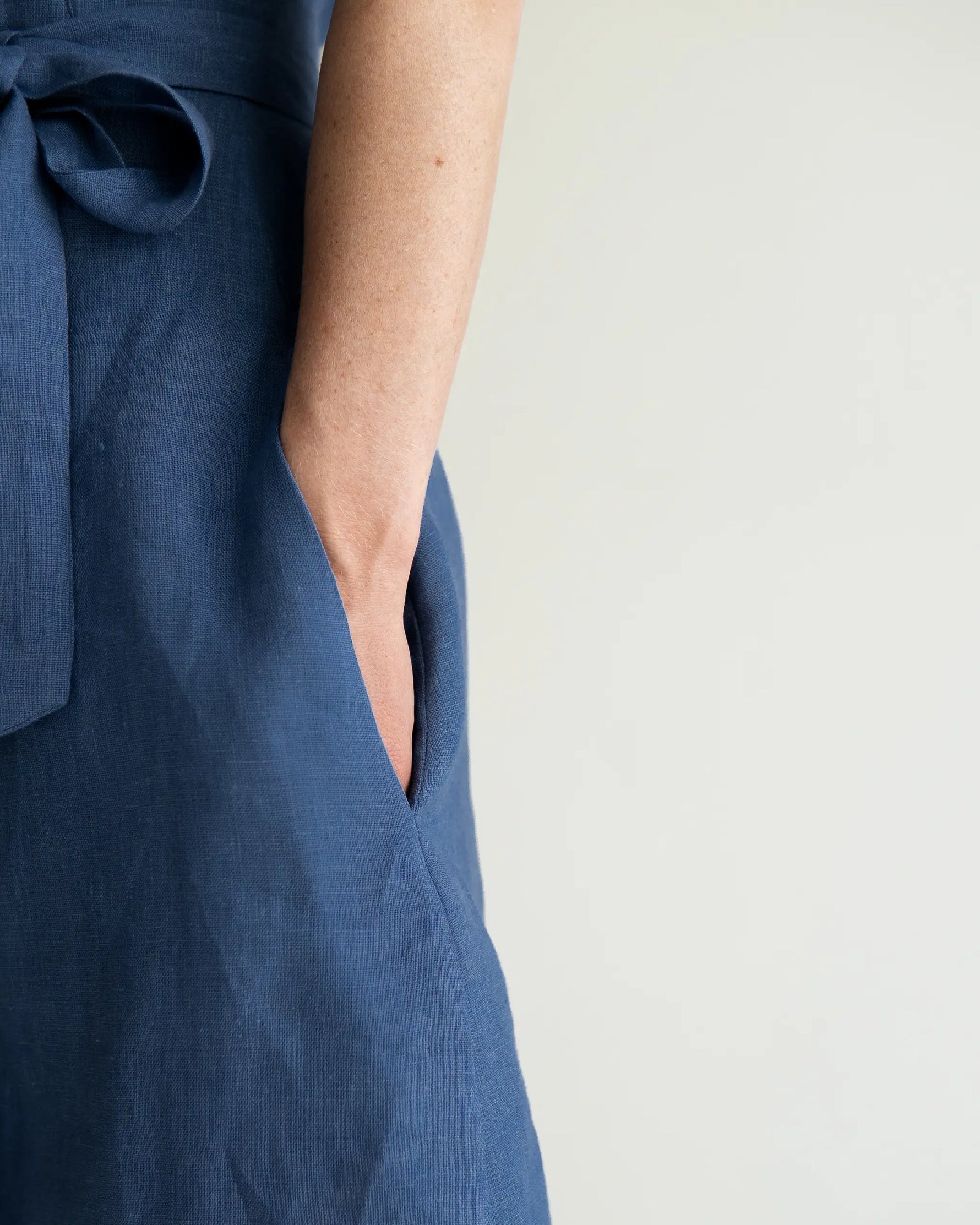 Wickelkleid für Damen aus 100% Leinen, luftig und weich, Kleid mit seitlichen Taschen 