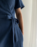 knielanges Wickelkleid für Frauen aus 100% Leinen, luftig und weich, ideal für warme Sommertage, Leinenkleid für festliche Anlässe, Hochzeit oder Standesamt.