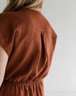 Damen Sommerkleid aus gewaschenem Leinen mit Wickeloptik, handgemacht und vielseitig tragbar im Alltag, auch für Mamas geeignet