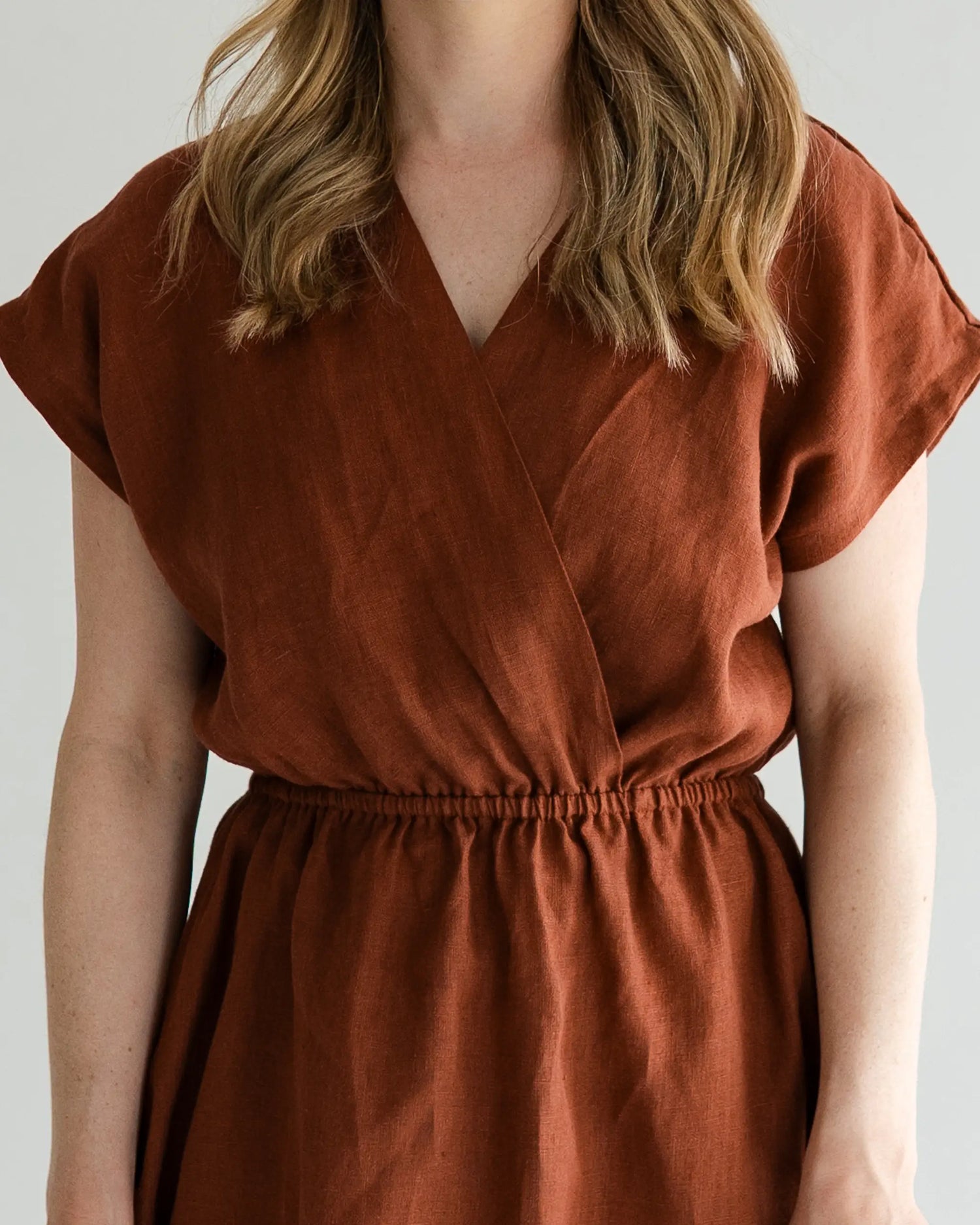 Feminines Damen Leinenkleid mit elastischer Taille und lockeren Ärmeln, nachhaltig gefertigt und angenehm kühlend als Sommerkleid für heiße Tage