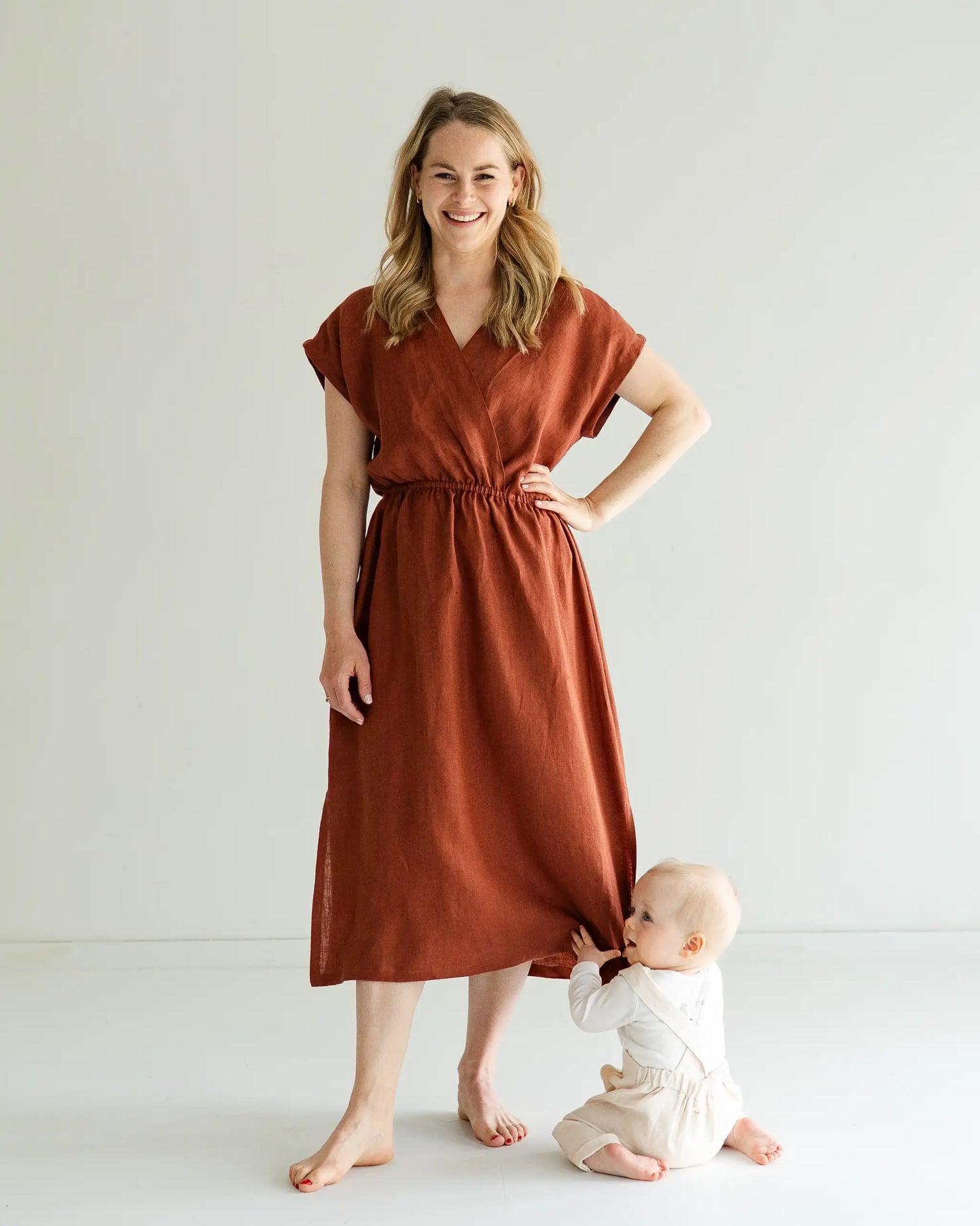 Damen Sommerkleid aus gewaschenem Leinen mit Wickeloptik, handgemacht und vielseitig tragbar im Alltag, auch für schwangere und stillende Mamas geeignet