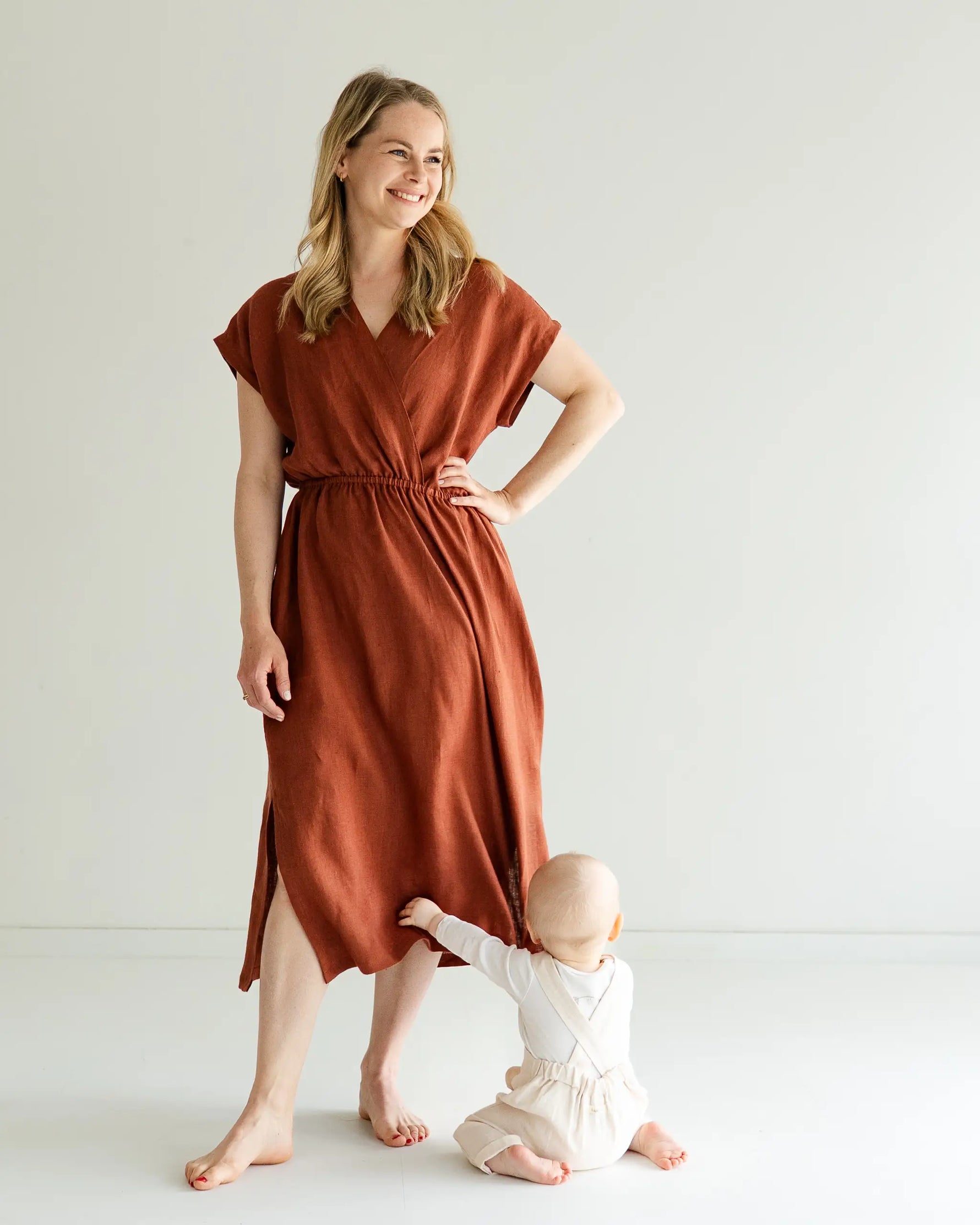 Luftiges Sommerkleid für Damen mit Wickeloptik aus 100% Leinen, weich und atmungsaktiv, ideal für warme Tage sowie Schwangerschaft und Stillzeit
