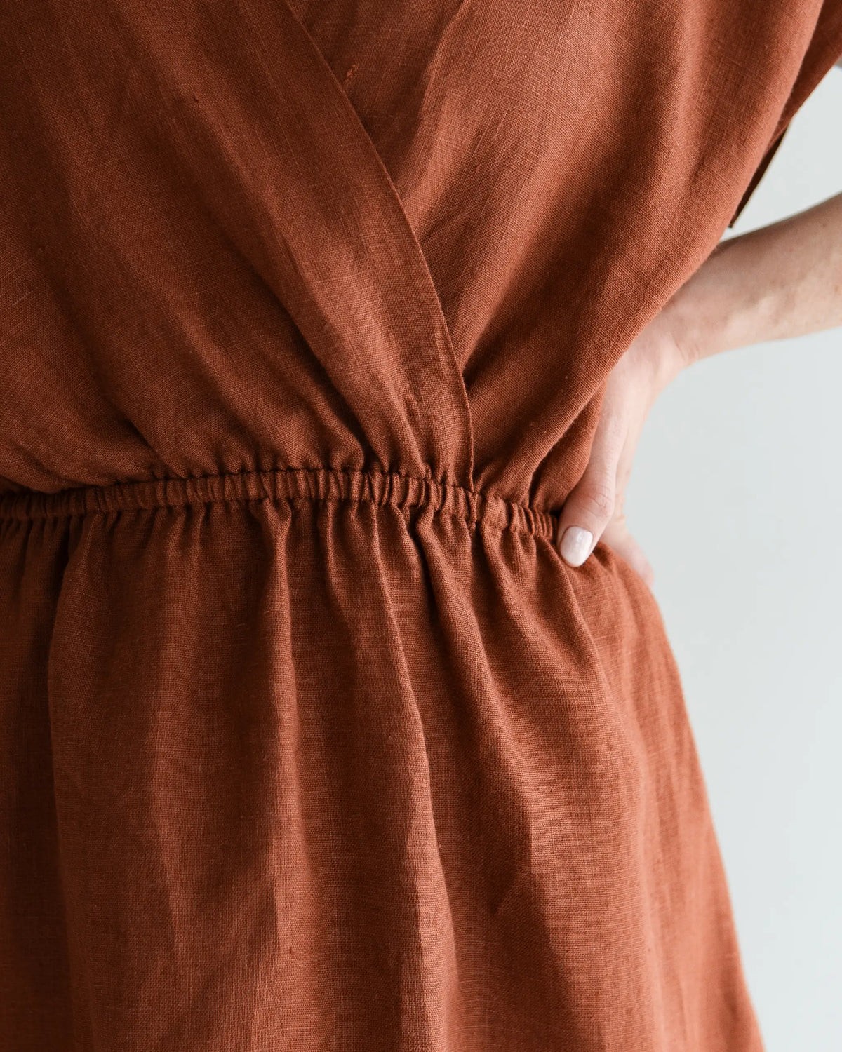 Frauen Sommerkleid aus gewaschenem Leinen mit Wickeloptik, handgemacht und vielseitig tragbar im Alltag, auch für Mamas geeignet