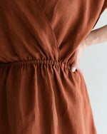 Frauen Sommerkleid aus gewaschenem Leinen mit Wickeloptik, handgemacht und vielseitig tragbar im Alltag, auch für Mamas geeignet