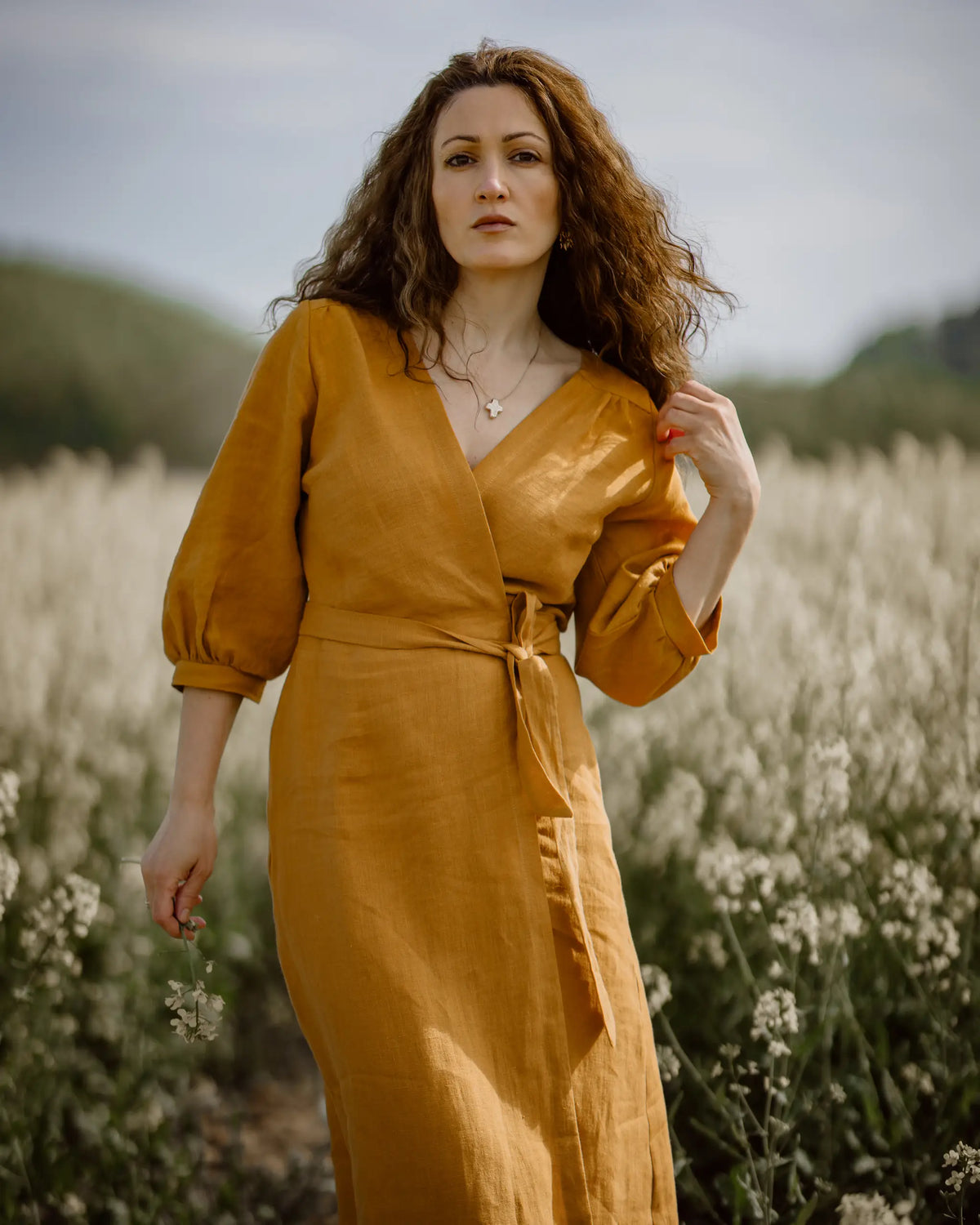 Feminines Leinenkleid mit Wickelverschluss zum Binden, nachhaltig gefertigt in Deutschland und angenehm kühlend, perfekt für als Sommerkleid oder für Fotoshootings